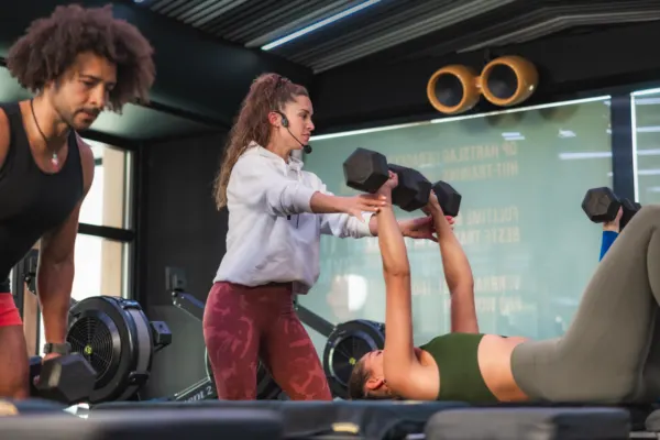 Persoonlijke begeleiding tijdens een training bij SWITCH the Gym Eindhoven